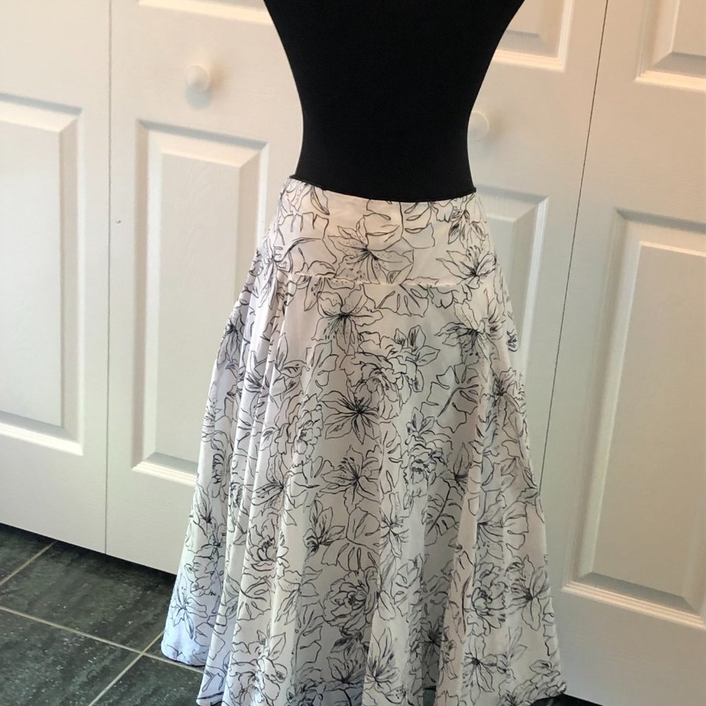 Jones New York skirt - cool and summery - size 8 - Picture 6 of 8